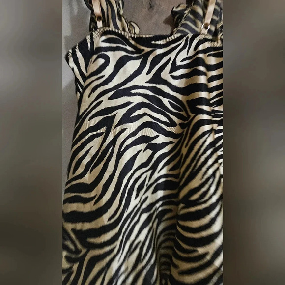 Seductive Wear by Cinema Exoile Zebra print camisole and top lingerie set.Size M - Picture 5 of 16